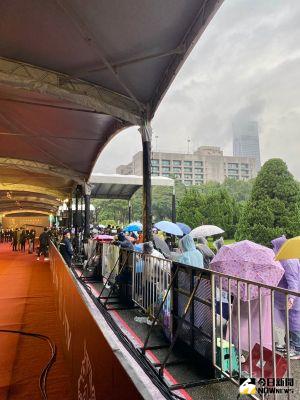 ▲粉絲無懼疫情和大雨,從12點就來排隊。(圖/記者羅凌筠攝) ▲粉絲無懼疫情和大雨,從12點就來排隊。(圖/記者羅凌筠攝)