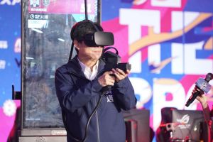 ▲市長陳其邁親身體驗AR、VR的運用，期望隨著科技進步，讓高雄未來能夠成為台灣的電競重鎮。（圖／高市府提供）
