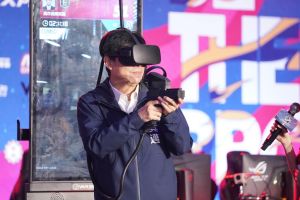 ▲市長陳其邁親身體驗AR、VR的運用,期望隨著科技進步,讓高雄未來能夠成為台灣的電競重鎮。(圖/高市府提供) ▲市長陳其邁親身體驗AR、VR的運用,期望隨著科技進步,讓高雄未來能夠成為台灣的電競重鎮。(圖/高市府提供)