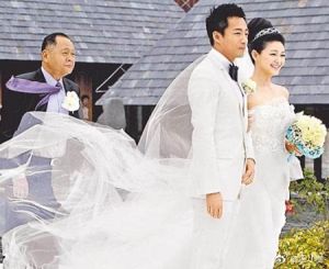 ▲大S和汪小菲的海南島婚禮風大，婚紗被吹起差點蒙住父親的臉。（圖／翻攝汪小菲微博）