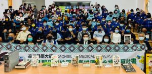 ▲高雄醫學大學校長楊俊毓帶領高醫大大學社會責任執行團隊(高醫大USR計劃團隊)到那瑪夏服與會人員合影。(圖/高醫大提供) ▲高雄醫學大學校長楊俊毓帶領高醫大大學社會責任執行團隊(高醫大USR計劃團隊)到那瑪夏服與會人員合影。(圖/高醫大提供)