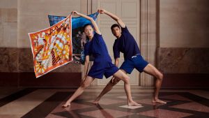 ▲上萬元的絲巾拿來做瑜珈？在HermèsFit實現時尚運動夢。（圖／HERMÈS提供）