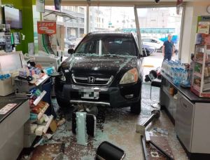 台中婦人「開休旅車撞進超商」玻璃全碎　店員、顧客嚇壞
