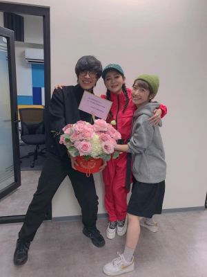 王彩樺 ▲王彩樺(中)和盧廣仲(左)在《花甲男孩轉大人》飾演母子,戲外盧也幫王彩樺慶生送驚喜,關係非常要好。(圖/翻攝王彩樺FB)