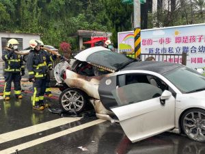 千萬奧迪跑車自撞電線桿釀1死。(圖/翻攝畫面) ▲千萬奧迪跑車自撞電線桿釀1死。(圖/翻攝畫面)