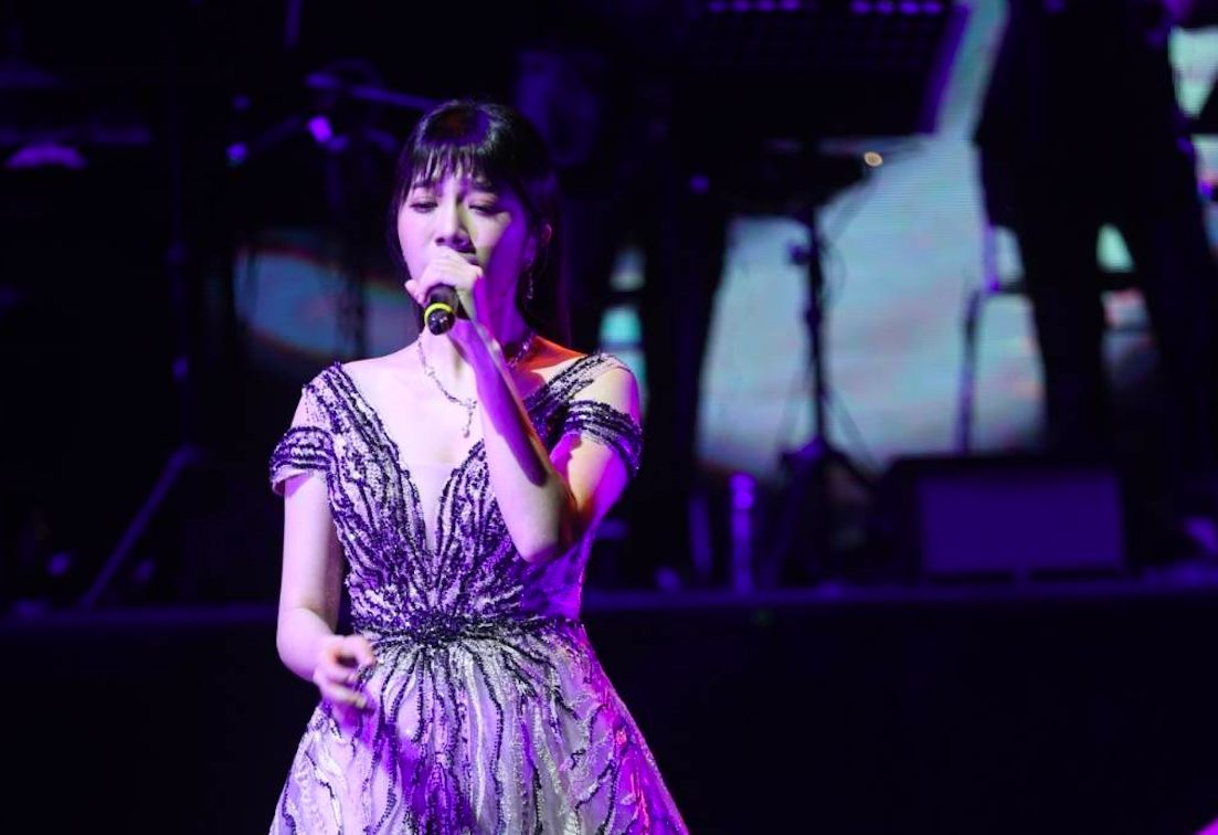▲蔡家蓁辣秀深V曲線,一連演唱3首歌曲。(圖/寶吉祥提供)