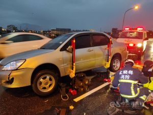 女騎士蘭陽大橋疑自撞防撞桿倒地　遭轎車輾過身亡
