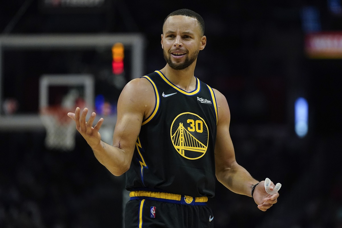 NBA／Curry技犯後爆發連進3顆三分　比「T」手勢嘲諷慶祝