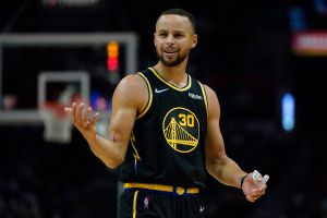 NBA／Curry技犯後爆發連進3顆三分　比「T」手勢嘲諷慶祝

