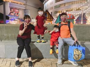江宏傑 ▲江宏傑曝光父母、子女首次到台北田徑場參觀《全明星運動會》錄製。(圖/翻攝江宏傑FB)