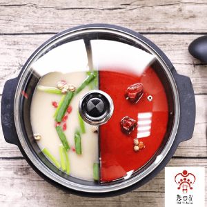 ▲momo購物網第5名是老四川雙味鴛鴦湯底,內含養生湯1000g、麻辣鴨血豆腐湯1400g,特價499元。(圖/momo購物網提供) ▲momo購物網第5名是老四川雙味鴛鴦湯底,內含養生湯1000g、麻辣鴨血豆腐湯1400g,特價499元。(圖/momo購物網提供)