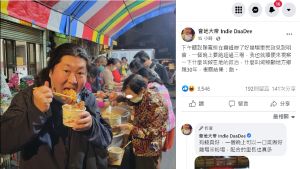 林佳龍代下戰帖邀辯論 顏寬恒5問林靜儀:還在選不分區? ▲音地大帝昨參加顏寬恒的里民政見說明會,開心啃豬腳吃炒米粉。。(圖/音地大帝臉書,2021.11.29)