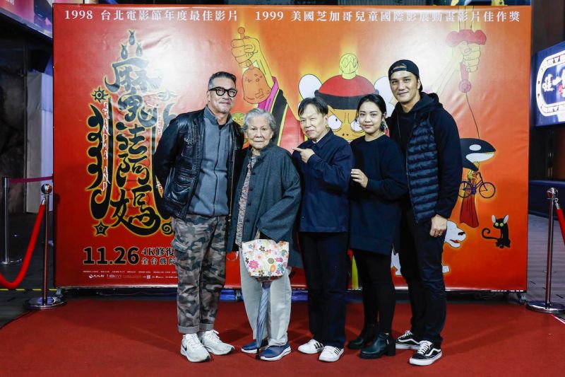 ▲2021年《魔法阿媽》4K修復版首映會,黃仲崑、母親「魔法阿媽」本尊鄭彩霞女士,以及導演王小棣、馬志翔太太盧悅婷、馬志翔等人(左起)一同出席。(圖/稻田電影提供)