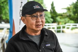 報導 ▲大亞集團員工與家屬家庭日舉行淨灘活動,董事長沈尚弘指出,家庭日結合環保活動,除了很有教育意義外,也能充實大家的生活、凝聚向心力。(圖/攝影記者陳明安攝)