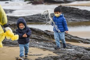 ▲大亞集團家庭日淨灘活動登場，有爸爸媽媽帶著小朋友一同響應集團願景「友善環境、美麗家園的推手」。（圖／攝影記者陳明安攝）