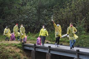 ▲大亞集團家庭日活動登場，員工和家屬不畏低溫與細雨，換上雨衣與裝備攜手淨灘。（圖／攝影記者陳明安攝）