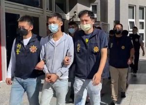 「看山小」! 男子過馬路瞪駕駛一眼遭毆 ▲台中市發生路人過馬路被賓士男圍毆案,第五警分局事後逮捕動手的4名男子。(圖/記者鄧力軍翻攝)