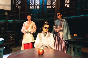 方宥心、唐美雲、許富凱 ▲方宥心(左起)、唐美雲、許富凱戴上墨鏡防放閃。(圖/公視台語台提供)