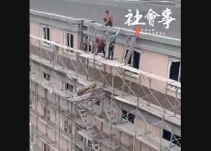 鷹架從天而降!工人疑貪方便「當人力起重機」 險釀悲劇