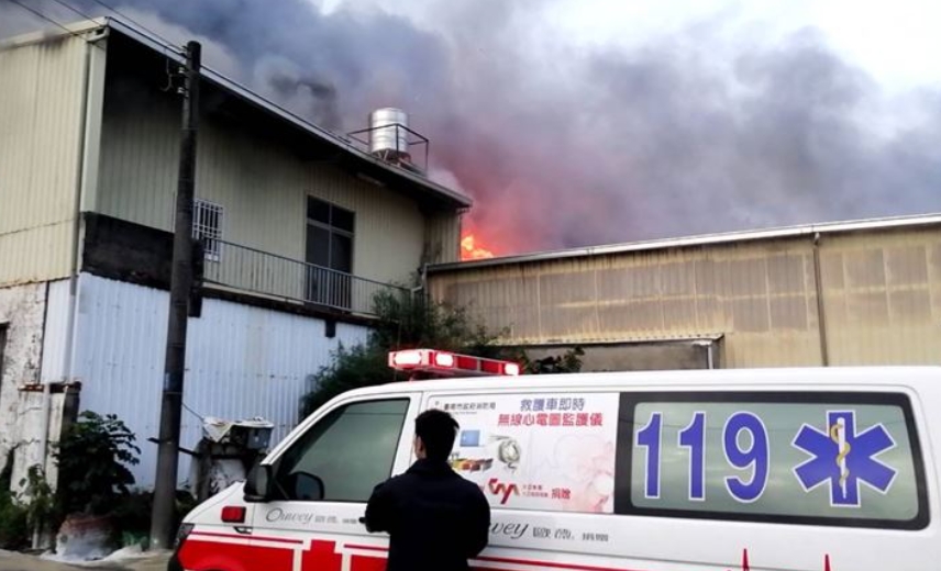▲台南市一間食品加工廠，今（30）日清晨傳出火警，消防人員正在灌救中。（圖／翻攝畫面）
