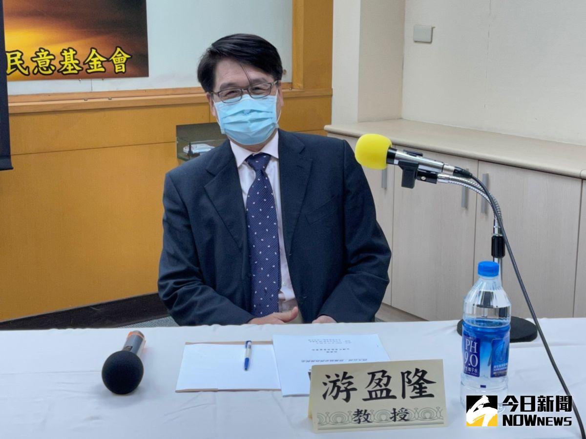 ▲台灣民意基金會董事長游盈隆今（8）日分析表示，藍白合不成，國民黨的傷害遠大於民眾黨， 因為民眾黨總統參選人柯文哲從沒什麼好損失的，玩到現在、越玩越大，就算現在把贏的都吐回去，還是沒什麼損失，所以可以把所有籌碼推出去，「但國民黨不敢，這就是柯文哲吃定國民黨的原因。」（圖／記者黃宣尹攝影，2021.11.30）