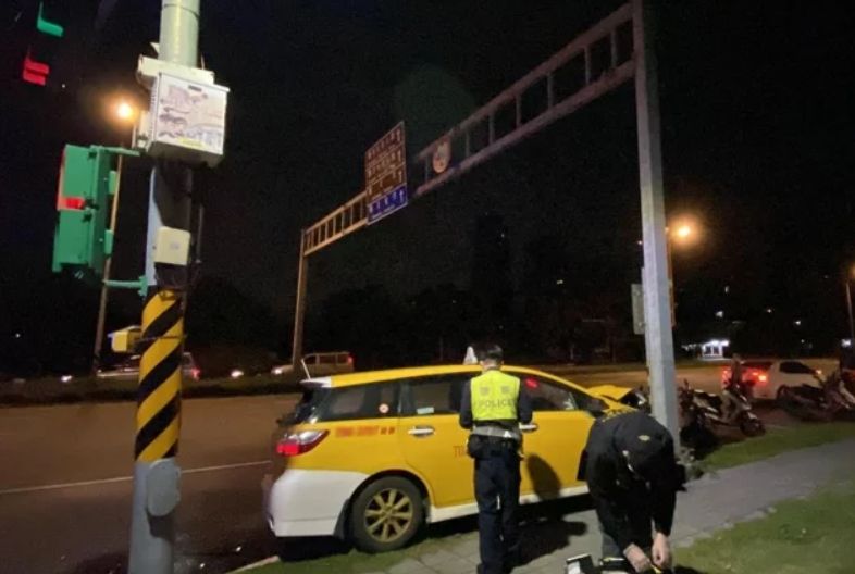 ▲台北市北投區今日清晨2點多,一位譚姓男子開著計程車,行經大度路、立德路路口時,疑似因疾病突然發作,身體不適昏厥,開車自撞限高門架,送醫後不治。(圖/翻攝畫面)