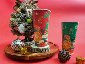 ▲少見的尼爾吉爾奶茶，搭聖誕限定「紅綠杯」登場。（圖／春芳號提供）