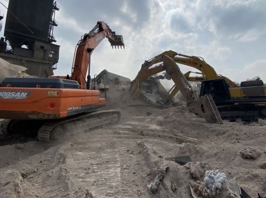 ▲高雄水泥廠拆除工程傳意外，一名工人遭活埋。（圖／翻攝畫面）