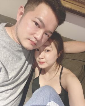 ▲ㄚ頭詹子晴的老公(左)來不及回韓國見ㄚ頭外婆。(圖/翻攝ㄚ頭臉書) ▲ㄚ頭詹子晴的老公(左)來不及回韓國見ㄚ頭外婆。(圖/翻攝ㄚ頭臉書)