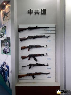 ▲軍備局202廠兵器館收藏共軍制式槍械。(圖／記者呂炯昌攝，2021.11.30)