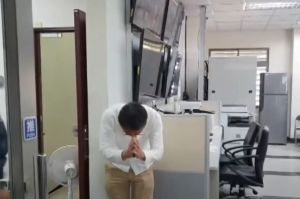 ▲鈕承澤向記者合十鞠躬。(圖/翻攝畫面) ▲鈕承澤向記者合十鞠躬。(圖/翻攝畫面)