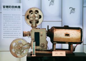 「中山73」網美打卡點 「台中電影故事展」互動體驗影視魅力 ▲收藏家張凌文「冒煙的放映機」35mm碳精棒放映機將持續於空間內展出(圖/中市影視發展基金會提供2021.12. 1 )