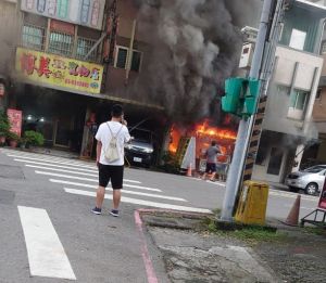 宜蘭小吃驚傳嚴重火警！烈焰濃煙狂竄天際　警消趕往馳援
