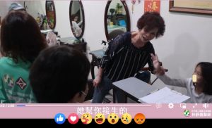 誰當選最有助提高生育率? 林靜儀滅火、陳學聖提油 ▲林靜儀說拜票時常遇到接生過的小孩,是上天給的任務、很幸福的緣份。(圖/林靜儀臉書,2021.11.29)
