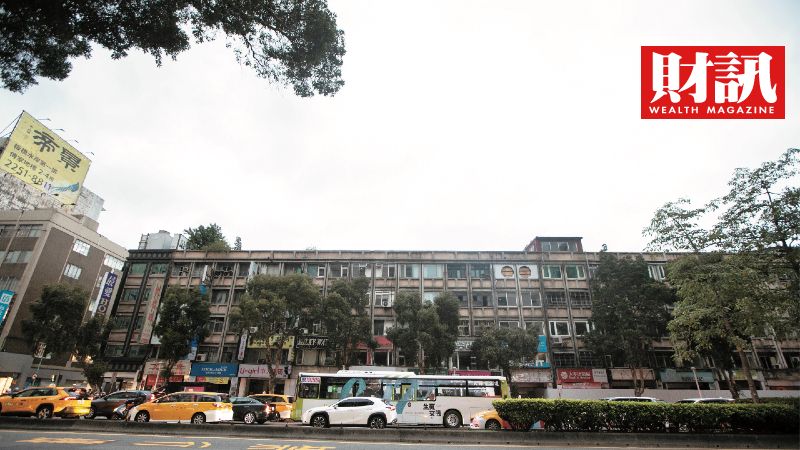 ▲台北市忠孝東路三段上的整排公寓，將重建成24層高的大樓。（圖／財訊雙周刊）