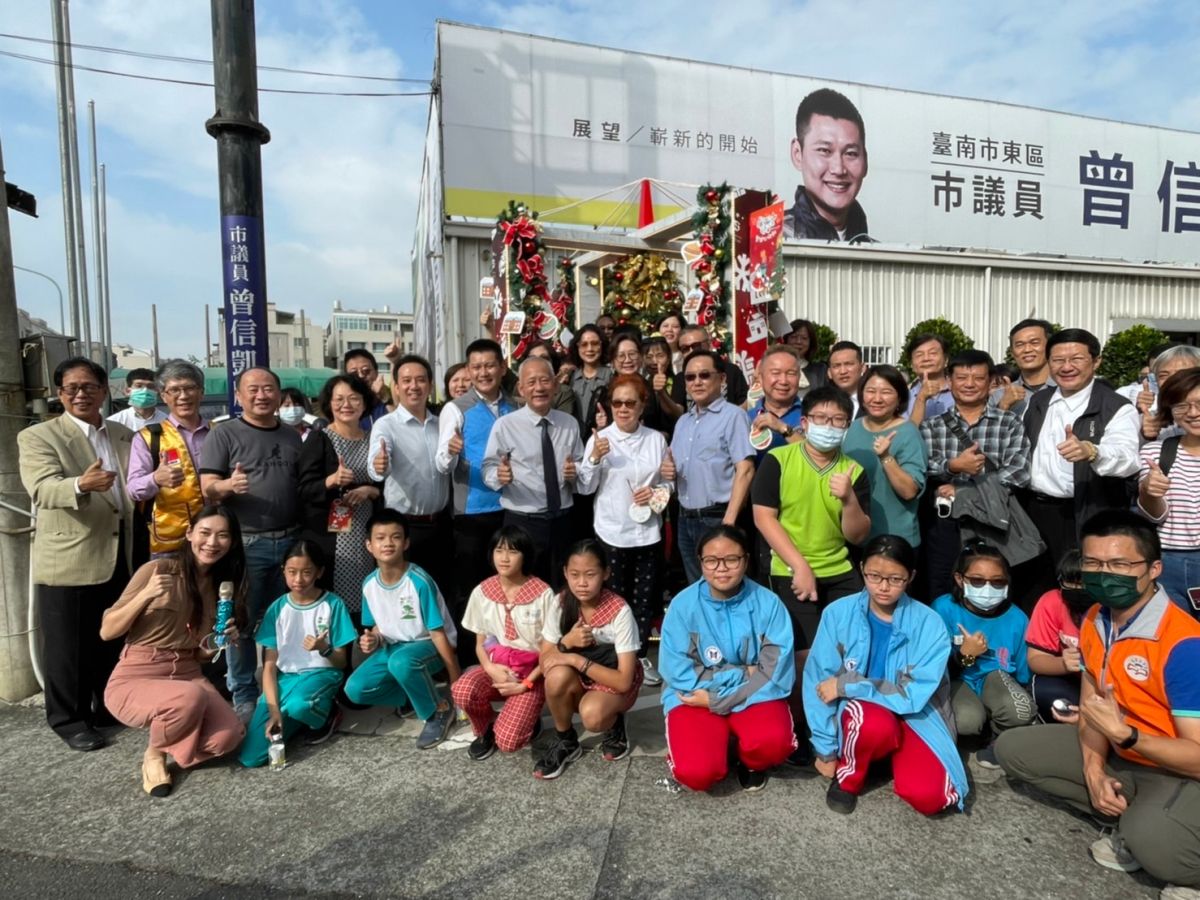 ▲台南市議員曾信凱(中排著藍背心者)與學子們一同在希望之燈前合影（圖／記者林怡孜攝，2021,11,30）