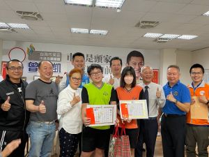 好帝一食品董事長劉貞秀(左三)頒發獎學金給優秀學子 ▲好帝一食品董事長劉貞秀(左三)頒發獎學金給優秀學子(圖/記者林怡孜攝,2021,11,30)