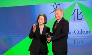 頒總統文化獎予李安等人 蔡英文諾確保台灣自由奔放