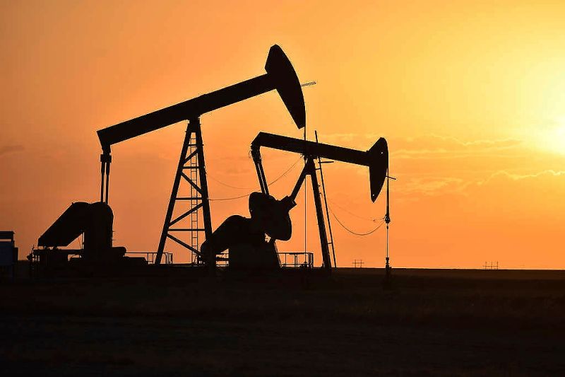 ▲國際油價週三暴跌，降至今年6月以來新低水準，分析師表示油價下跌是多種因素共同驅動，最主要包括「3原因」。（圖／美聯社／達志影像）