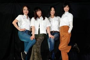 ▲范瑞君（左起）、趙詠華、萬芳、賴雅妍展現同學默契。（圖／全民大劇團）