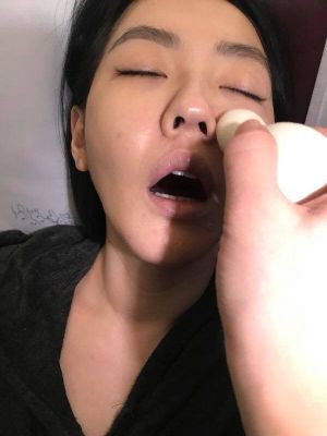 小S ▲小S曾曝光化妝師在她入睡時工作的模樣。(圖/翻攝小S FB)