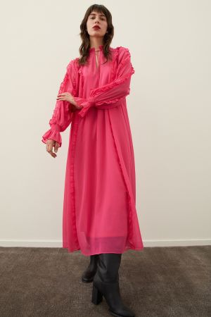 ▲桃紅荷葉長版洋裝，原價NT$1,499元，特價NT$350元。（圖／H&M提供）