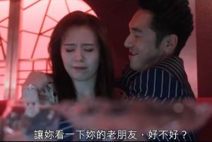 李李仁 ▲李李仁(右)強抱劉品言,還把冰塊丟到她胸口裡,非常不尊重女性。(圖/翻攝Netflix)