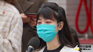 ▲立委高嘉瑜被男友家暴後首度公開露面舉行記者會,脖子上傷痕仍清晰可見。(圖/記者呂炯昌攝,2021.12.01) ▲立委高嘉瑜被男友家暴後首度公開露面舉行記者會,脖子上傷痕仍清晰可見。(圖/記者呂炯昌攝,2021.12.01)
