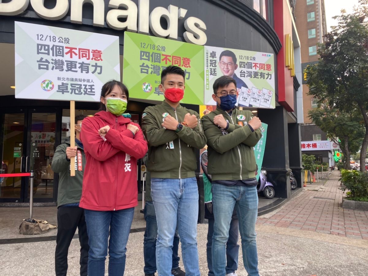 ▲爭取民進黨新北市議員提名的卓冠廷、張銘祐、山田摩衣,秉持「年輕人的拼勁,做就對了!」的理念,今(1)日清晨不畏14度的低溫,一起來到板橋與樹林的交界進行公投宣講。(圖/張銘祐提供)