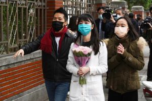 民進黨立委高嘉瑜今(1)日召開記者會向外說明受暴過程,民進黨立委何志偉送上玫瑰花支持。 ▲民進黨立委高嘉瑜今(1)日召開記者會向外說明受暴過程,民進黨立委何志偉送上玫瑰花支持。(圖/記者陳明安攝,2021.12.1)