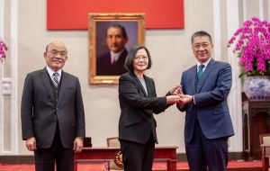 蔡英文、徐國勇 ▲總統蔡英文於今(1)日上午簽署《跟蹤騷擾防制法》,法案將於公布後6個月正式上路。(圖/翻攝自徐國勇臉書)