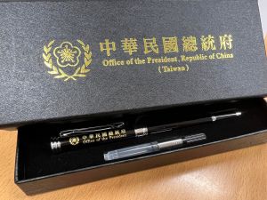 獲總統簽署《跟騷法》用筆　徐國勇：公布6個月正式上路
