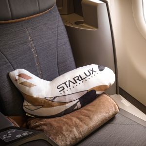 ▲曙光雙機「台北-台北」商務艙旅客可獲得熱賣商品A350XWB飛機抱枕毯。（圖／星宇航空）