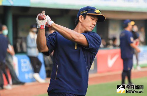 ▲中信兄弟外野手周思齊賽前進行打擊練習。(圖/記者葉政勳攝 , 2021.12.01) ▲中信兄弟外野手周思齊賽前進行打擊練習。(圖/記者葉政勳攝 , 2021.12.01)